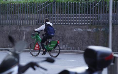 Una joven circula en bicicleta por Bilbao