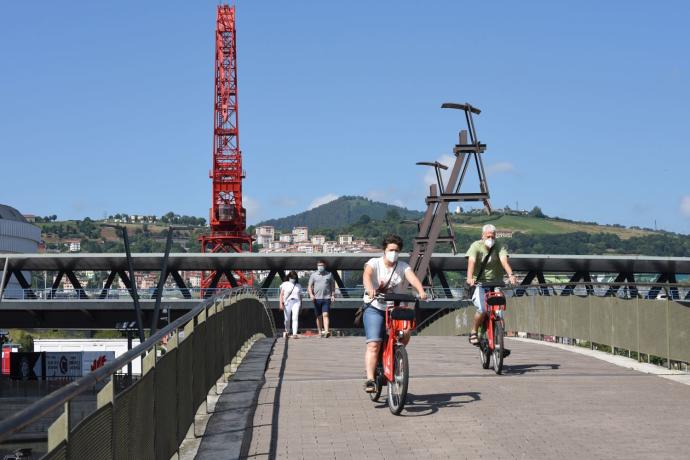 Usuarios de bicicletas eléctricas en Bilbao.