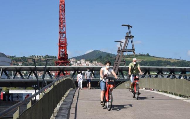 Usuarios de bicicletas eléctricas en Bilbao. Usuarios de bicicletas eléctricas en Bilbao.