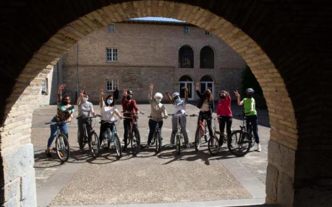 Nueve integrantes de la 'Biciescuela para personas adultas' posan con los brazos levantados en el interior del Museo de Educación Ambiental. Nueve integrantes de la 'Biciescuela para personas adultas' posan con los brazos levantados en el interior del Museo de Educación Ambiental.