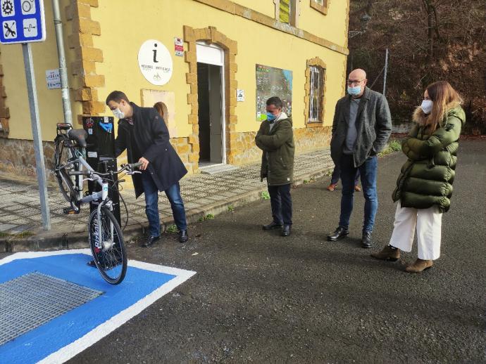 El diputado Miguel Ángel Gómez Viar, en Galdames con alcaldes, alcaldesas y ediles de la zona.