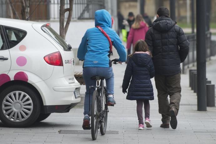 Una persona circula en bicicleta por Vitoria.