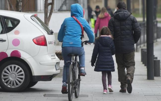 Una persona circula en bicicleta por Vitoria.