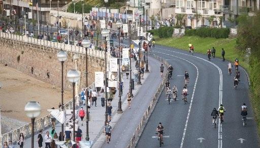 Bicicletas por el paseo de La Concha, en un día sin tráfico.