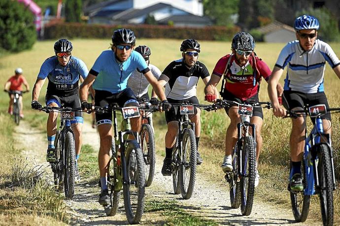 Varios ciclistas circulan en grupo pocos metros después de salir del pueblo de Tajonar.