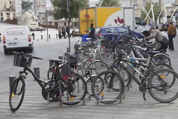 Bicicletas en un aparcabicis del centro de Vitoria