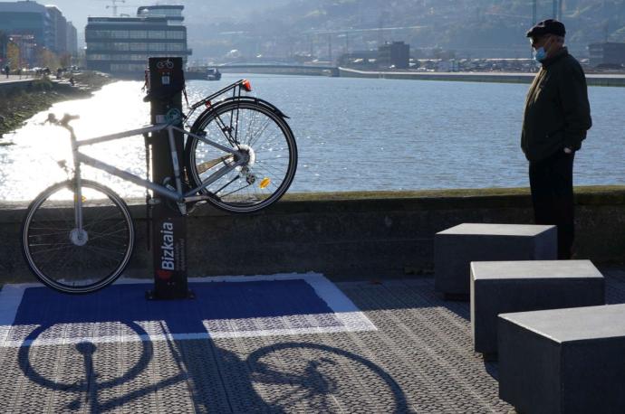 Uno de los puntos para reparar bicicletas, ubicado en la zona de Elorrieta, en Bilbao