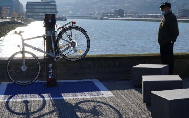 Uno de los puntos para reparar bicicletas, ubicado en la zona de Elorrieta, en Bilbao