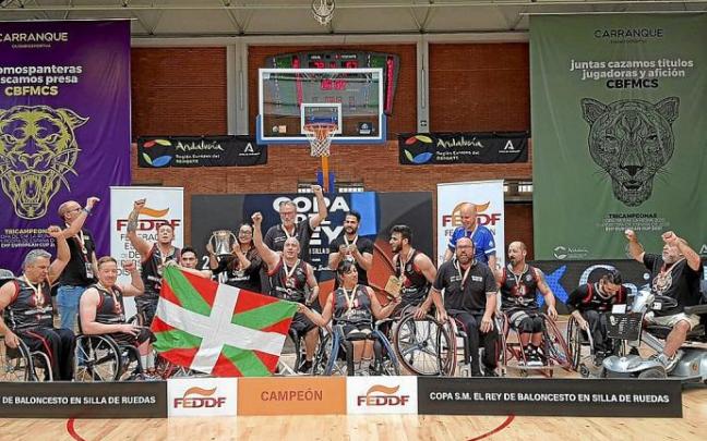 La plantilla del Bidaideak BSR celebra su triunfo en la Copa. Foto: Efe La plantilla del Bidaideak BSR celebra su triunfo en la Copa. Foto: Efe