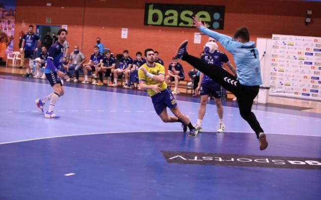 Azkue lanza un balón a portería, en el partido disputado ayer en Benidorm