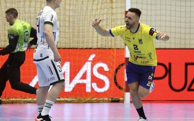 Cavero celebra uno de los goles que ha marcado al Tatran Presov. Cavero celebra uno de los goles que ha marcado al Tatran Presov.