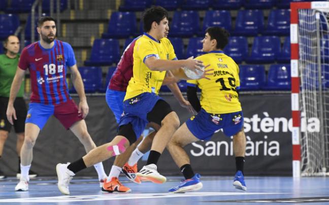 Los bidasotarras Iribar y Mujika, ante el Barcelona. Los bidasotarras Iribar y Mujika, ante el Barcelona.