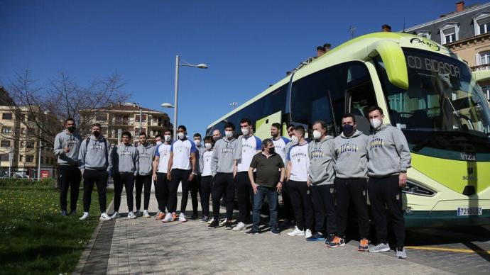 La plantilla del Bidasoa posa antes de subirse al autobús que les lleva a Antequera.