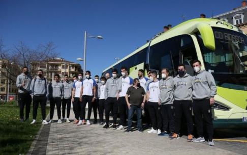 La plantilla del Bidasoa posa antes de subirse al autobús que les lleva a Antequera. La plantilla del Bidasoa posa antes de subirse al autobús que les lleva a Antequera.