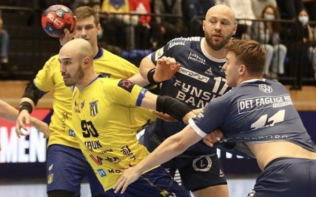 Adrián Fernández intenta colarse entre dos defensores daneses.