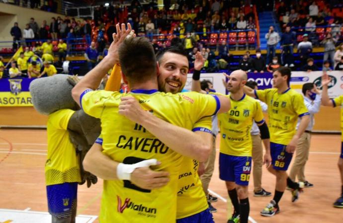 Los jugadores del Bidasoa Irun celebran la victoria sobre el Puente Genil en Artaleku.