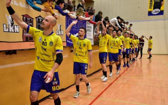 Los jugadores del Bidasoa saludan a los aficionados al término del partido liguero contra el Puente Genil en Artaleku. Los jugadores del Bidasoa saludan a los aficionados al término del partido liguero contra el Puente Genil en Artaleku.