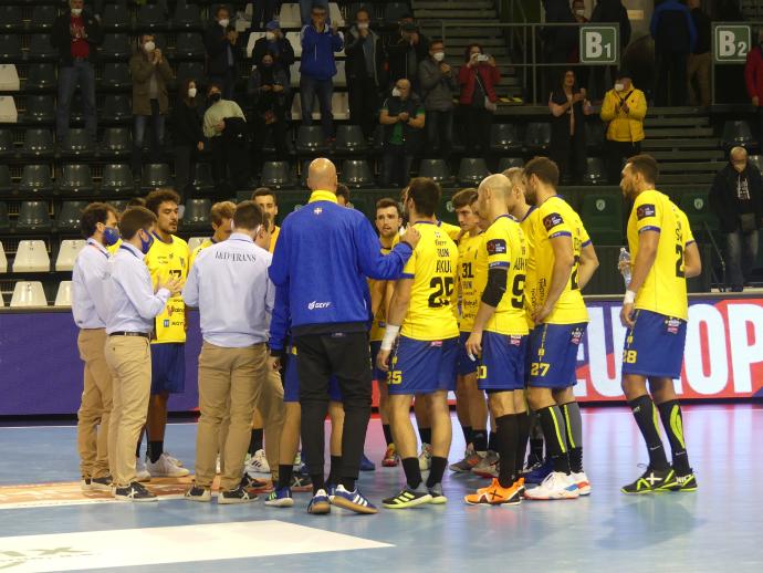 Los jugadores del Bidasoa hacen una piña al final del encuentro de anoche en la pista eslovaca.