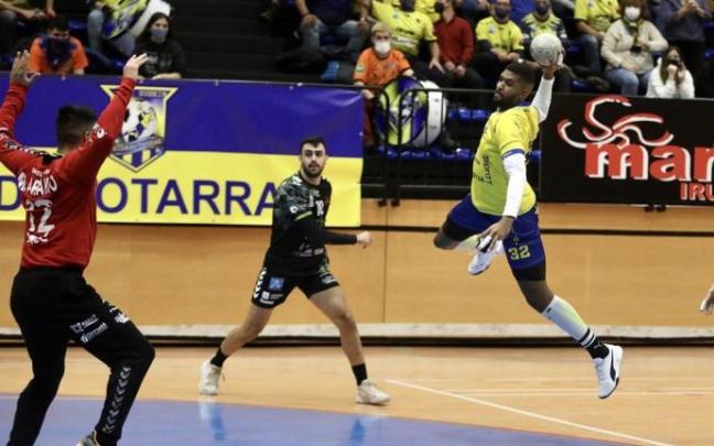 Imagen del compromiso liguero disputado por el Bidasoa Irun ante el Torrelavega en Artaleku.