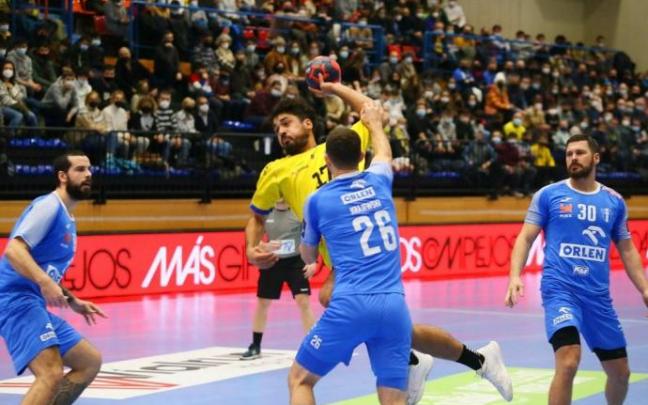 Rodrigo Salinas intenta un lanzamiento a portería ante la defensa del conjunto polaco.