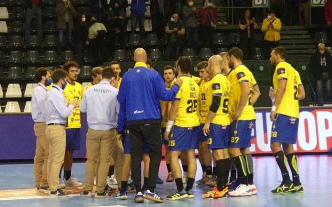 Los jugadores del Bidasoa hacen una piña.