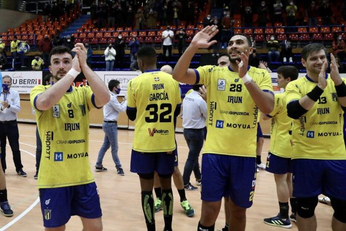 Los jugadores del Bidasoa celebran en Artaleku su victoria sobre el Benidorm.