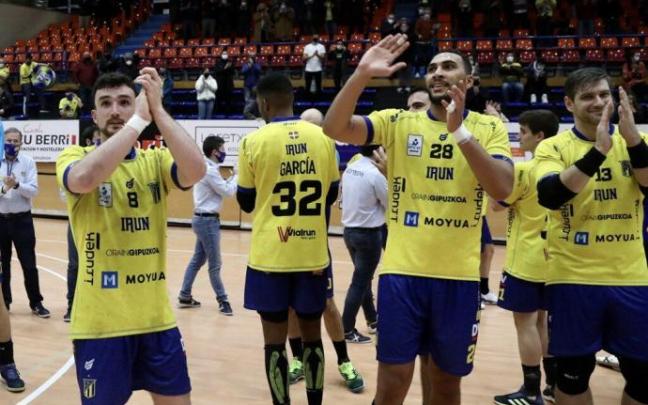 Los jugadores del Bidasoa celebran en Artaleku su victoria sobre el Benidorm.
