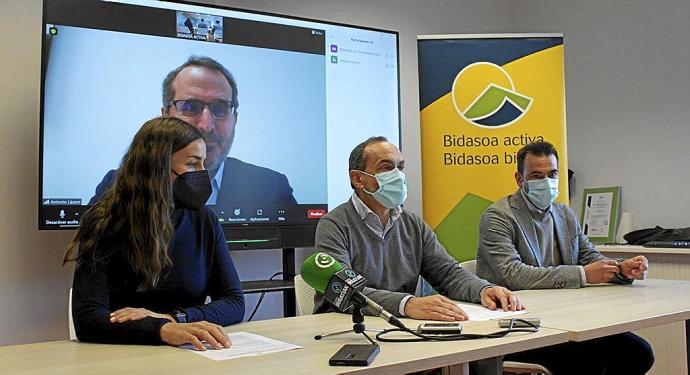 Serrano y Páez, junto a Diego Badiola, y Antonio Lázaro interviniendo por videoconferencia.