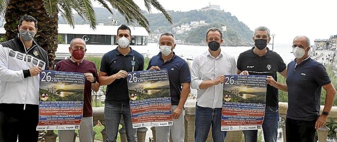 Organizadores y participantes en el Torneo de Egia posan con el cartel de la competición. Foto: Javi Colmenero