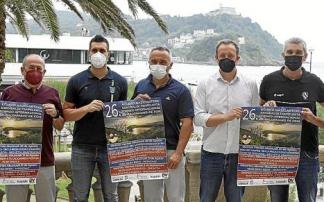 Organizadores y participantes en el Torneo de Egia posan con el cartel de la competición. Foto: Javi Colmenero