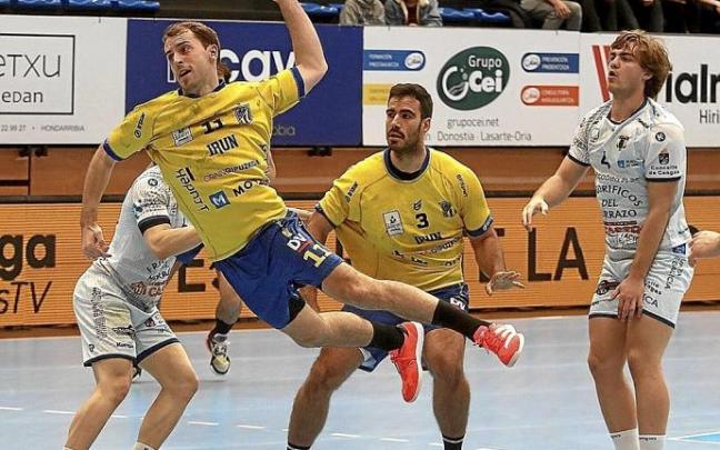 Kauldi Odriozola intenta un lanzamiento, en el partido del sábado pasado en Artaleku. Foto: Javi Colmenero