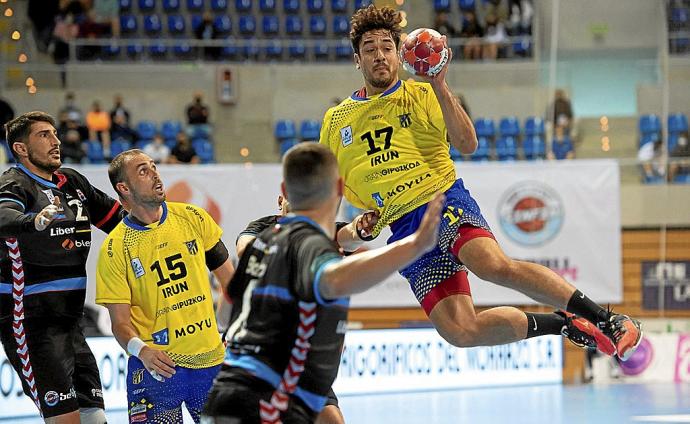 Los jugadores del Bidasoa Cavero y Salinas, ayer en un lance de ataque del conjunto irundarra. Foto: Efe