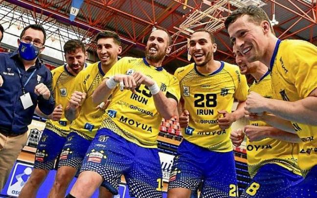 El Bidasoa celebra el subcampeonato liguero. Foto: Arnaitz Rubio