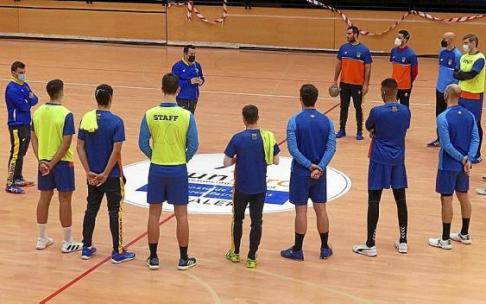 Cuétara da instrucciones a sus jugadores en una sesión en Artaleku durante el parón liguero. Foto: N.G.