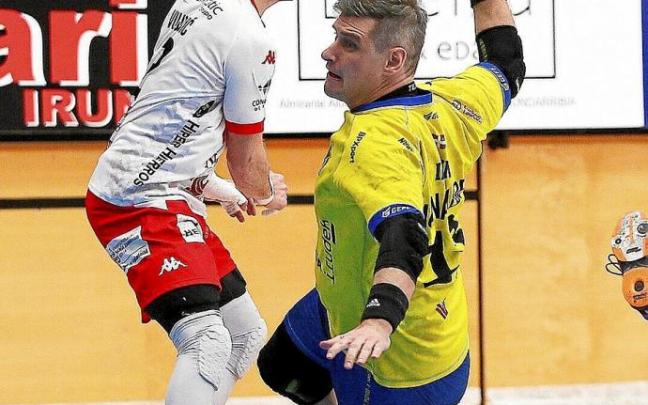 Julen Aginagalde jaurtiketa bat egiten Artalekun Navaren kontra jokatutako partidan.