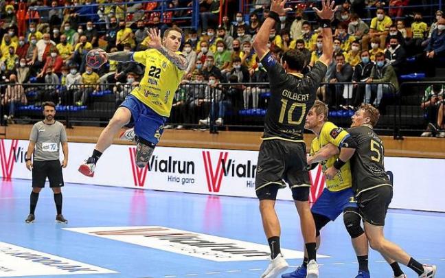 Leo Renaud-David jaurtiketa bat egiten, Toulouseren aurkako Europako partidan, Artalekun.