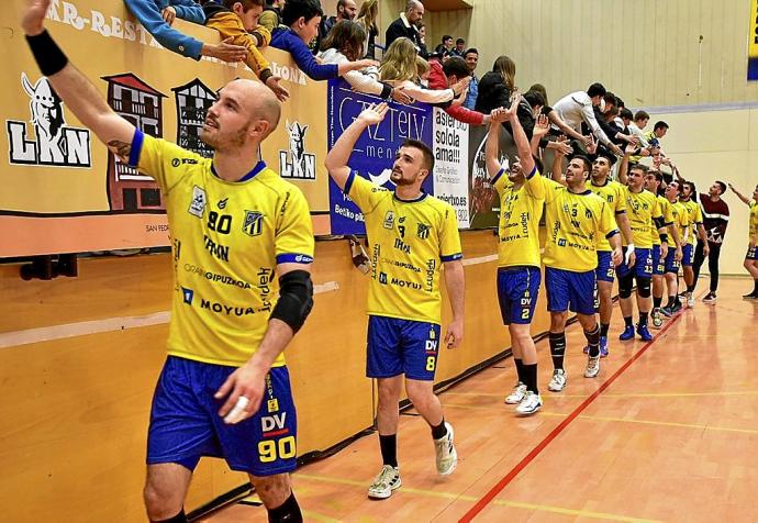 Los jugadores del Bidasoa saludan a los aficionados tras el choque ante el Puente Genil. Foto: Arnaitz Rubio