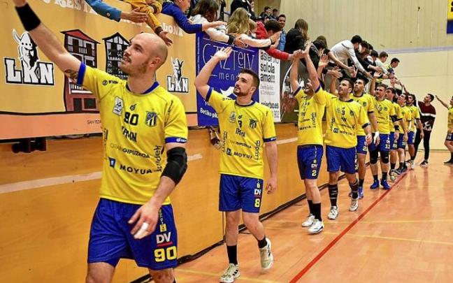 Los jugadores del Bidasoa saludan a los aficionados tras el choque ante el Puente Genil. Foto: Arnaitz Rubio