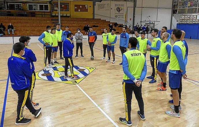 Jacobo Cuétara se dirige a sus jugadores, ayer en la pista del Sarriá. Foto: Gorka Estrada