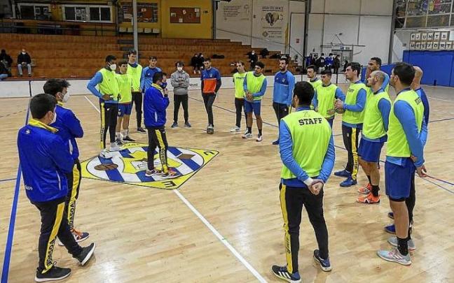 Jacobo Cuétara se dirige a sus jugadores, ayer en la pista del Sarriá. Foto: Gorka Estrada