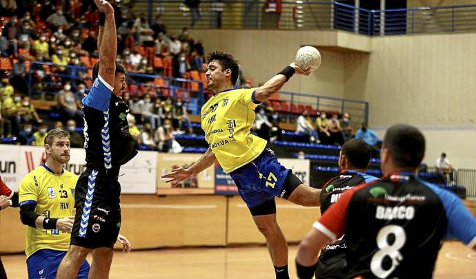 Rodrigo Salinas intenta un lanzamiento ante la portería del conjunto cántabro, en el partido disputado ayer en Artaleku. Foto: Javi Colmenero