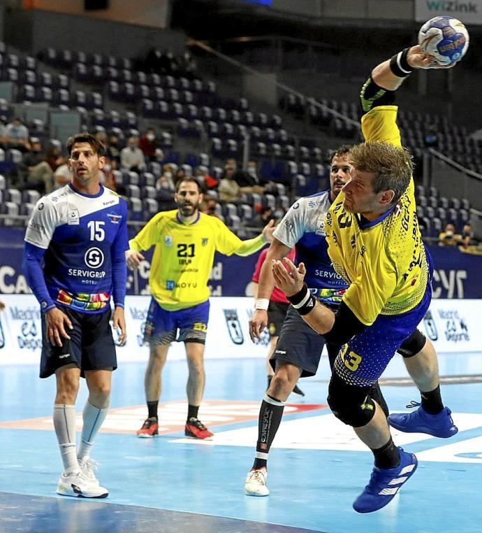 Julen Aginagalde, en una acción del último duelo copero entre el Bidasoa y el Benidorm, el pasado mes de marzo.