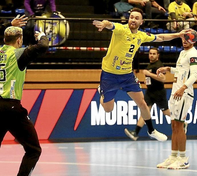 Cavero intenta un lanzamiento ante el Tatran Presov. Foto: Javi Colmenero