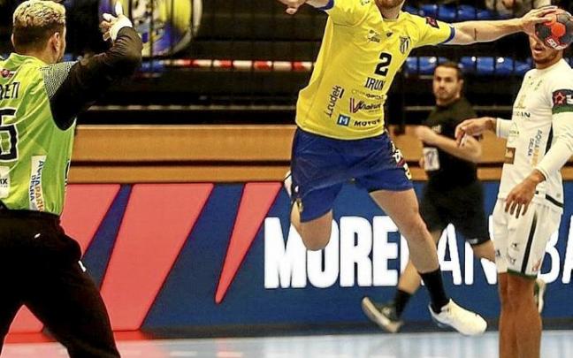 Cavero intenta un lanzamiento ante el Tatran Presov. Foto: Javi Colmenero