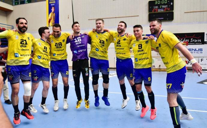 Los jugadores del Bidasoa celebran el subcampeonato liguero al término del partido.