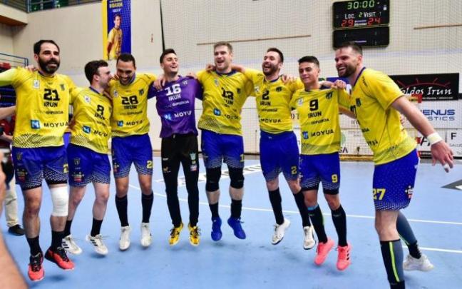 Los jugadores del Bidasoa celebran el subcampeonato liguero al término del partido.