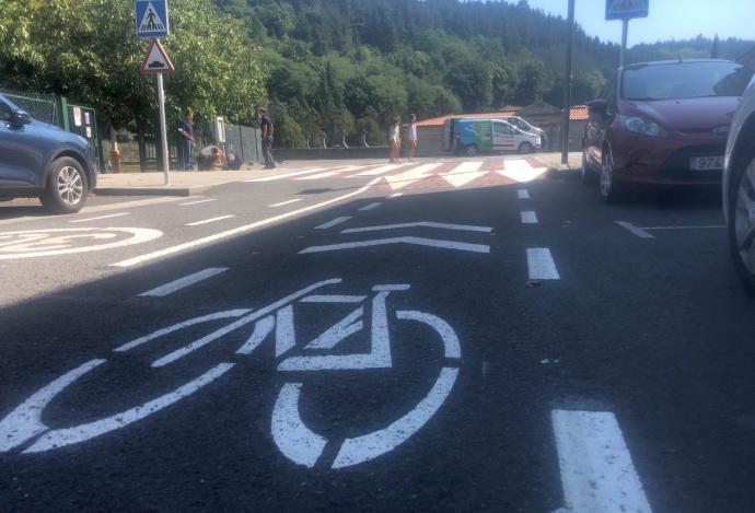 El bidegorri se ha pintado en la zona escolar de Zelaieta.