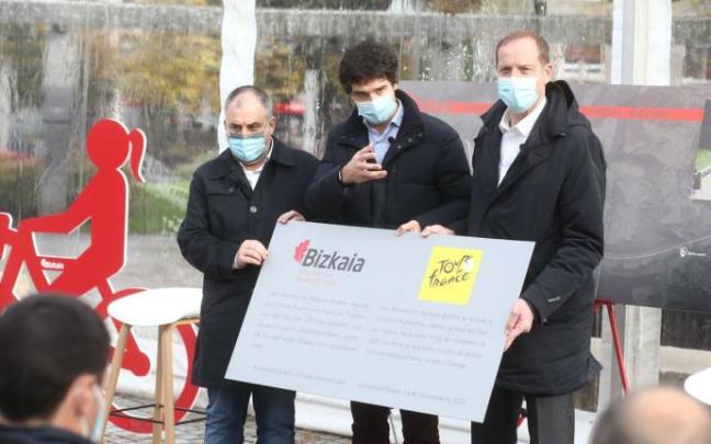 Christian Prudhomme, junto al Diputado General y el alcalde de Amorebieta Christian Prudhomme, junto al Diputado General y el alcalde de Amorebieta