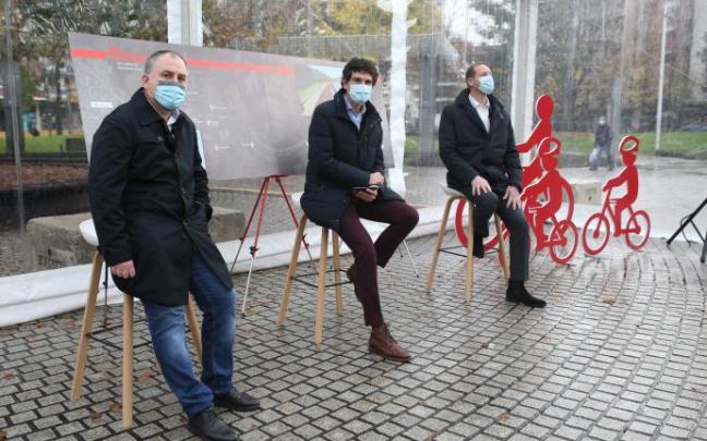 Andoni Agirrebeitia, Unai Rementeria y Christian Prudhomme, director del Tour de Francia, presentaron ayer el proyecto de la bicipista.