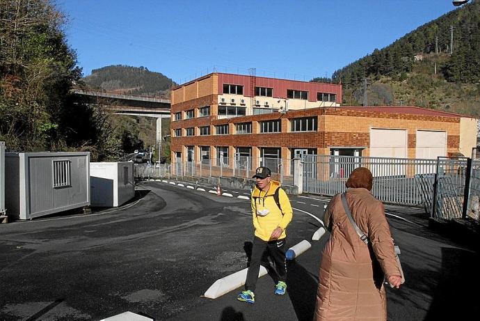 Dos personas caminan por el bidegorri, en el entorno de Maltzaga que acogerá el baño público.